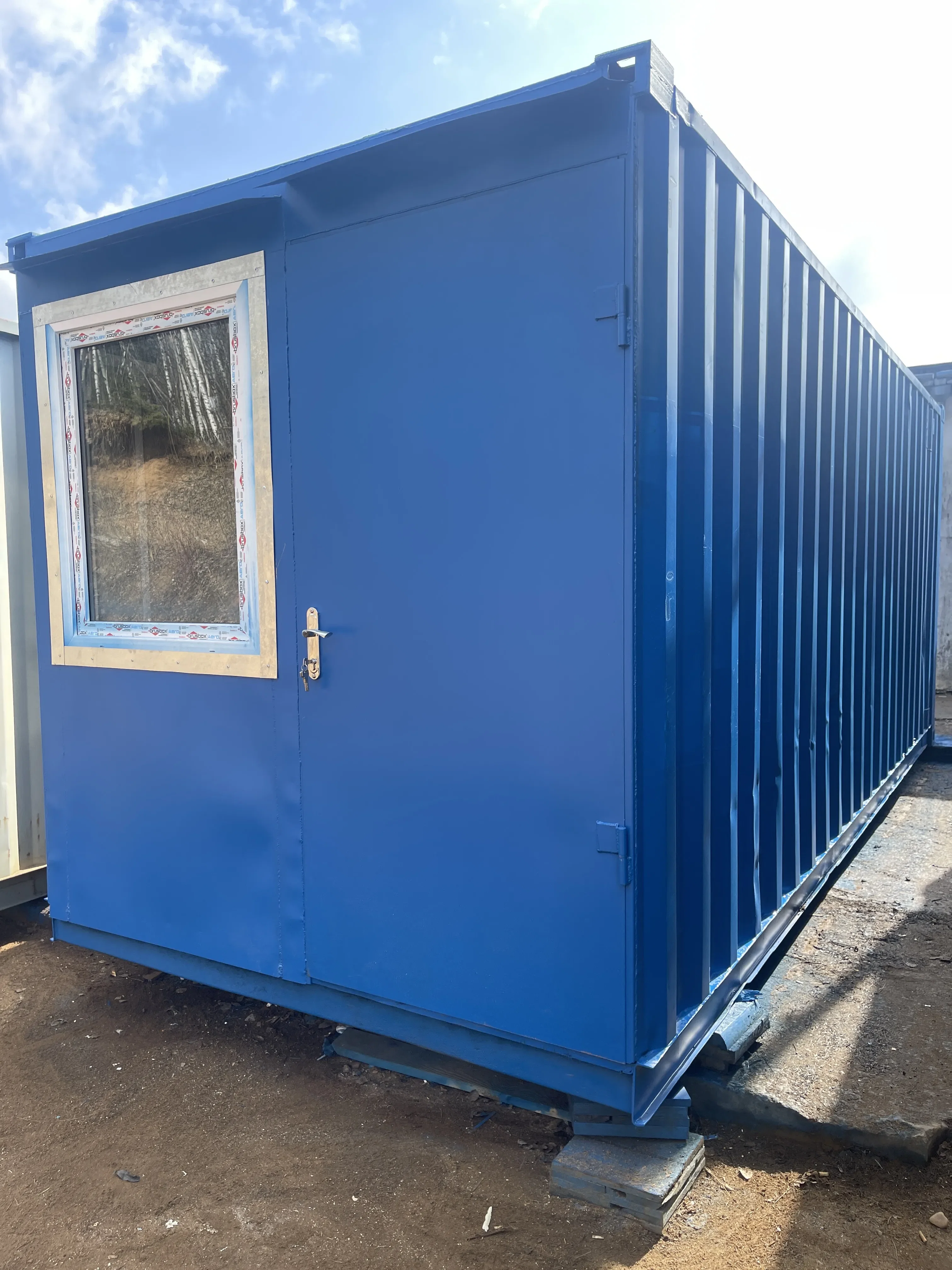 Продажа бытовки из морского контейнера 6x2,5 м с утеплением и отделкой – идеальный офис. 1